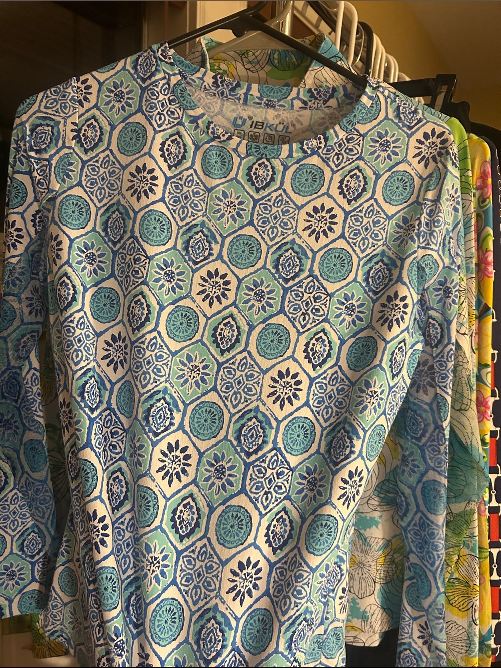 IBKUL Blue and White Geometric Floral Long Sleeve Top